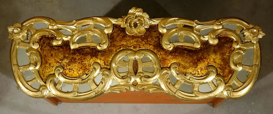 Tiroir rococo aux contours polylobés